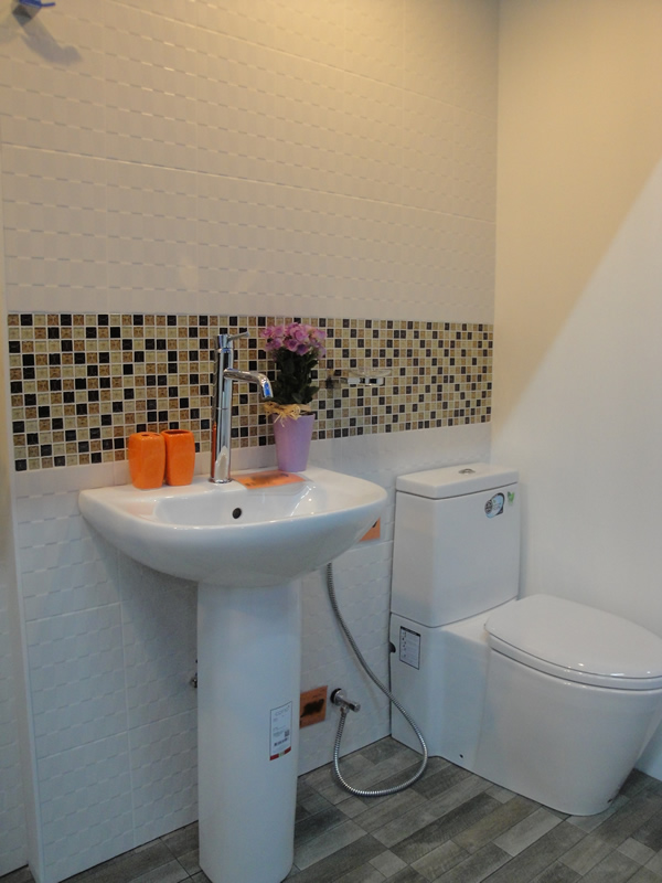 Mosaic Tile Used Fitted As A Wide, How To Tile A Border In The Bathroom