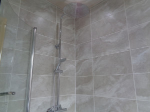 P Shaped shower bath with thermostatic chrome shower