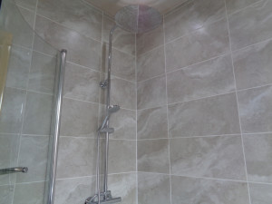 P Shaped shower bath with thermostatic chrome shower