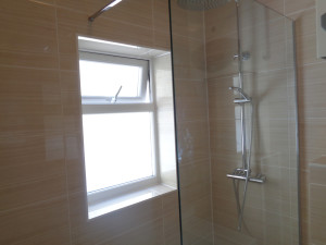 8mm thick safety glass screen and thermostatic shower