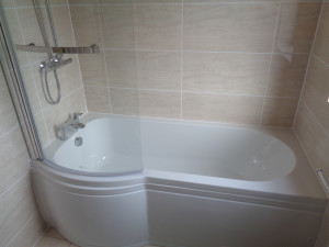 P Shaped Shower Bath with Beige Travertine Wall TIles