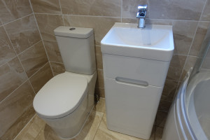 Easy Clean Modern Toilet with 40cm Vanity Basin
