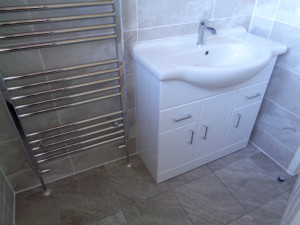 850cm wide vanity basin with chrome towel warmer