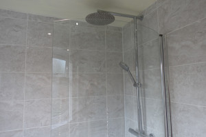 Exposed thermostatic wall mounted shower with twin head