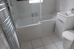 L shaped shower bath, vanity basin and chrome towel warmer