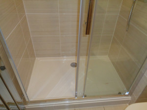 Rectangular shower 1200mm by 800mm with a sliding shower door