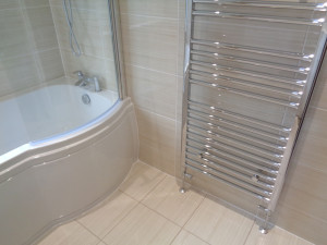 P shaped shower bath with glass shower screen