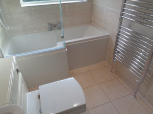 L Shaped Shower Bath with Glass Shower Screen
