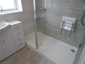 Mobility Shower with fixed glass enclosure and closed swivel panel