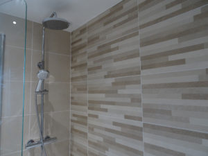 Bathroom with thermostatic shower rugby
