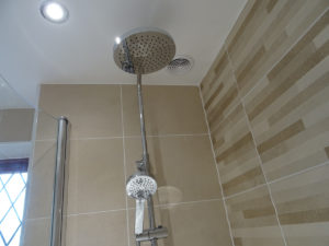 Bathroom with thermostatic shower rugby